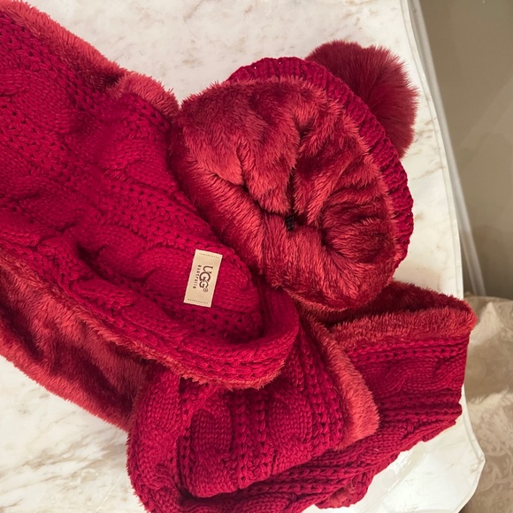 - UGG Winter Dark  Red Pom Pom hat & infinity scarf Set NWT - Picture 2 of 3